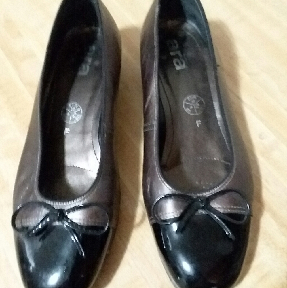Ladies slip on shoes ara size 61/2 brown/gold